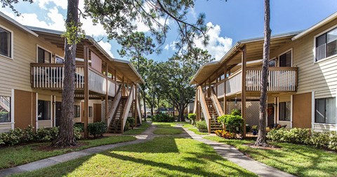 Exterior views of The Reserves of Melbourne Apartment Homes in Melbourne, FL